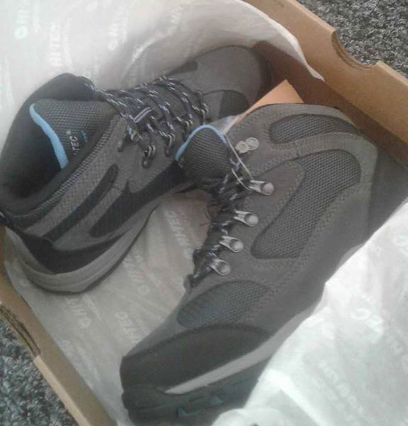 hi-tec-boots-in-box